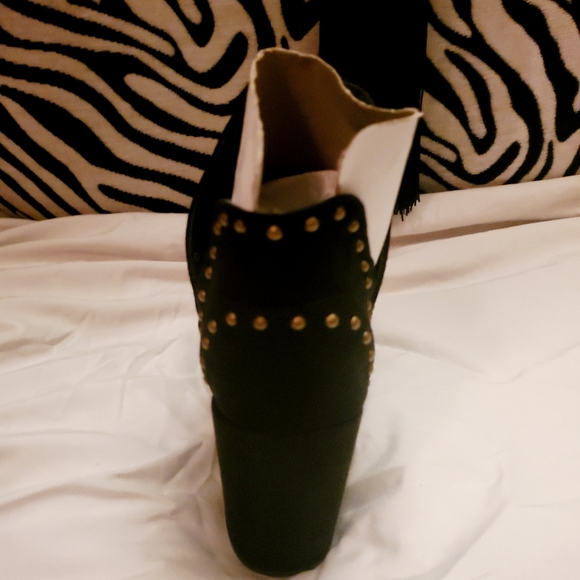 Shoes - Picture 6 of 9